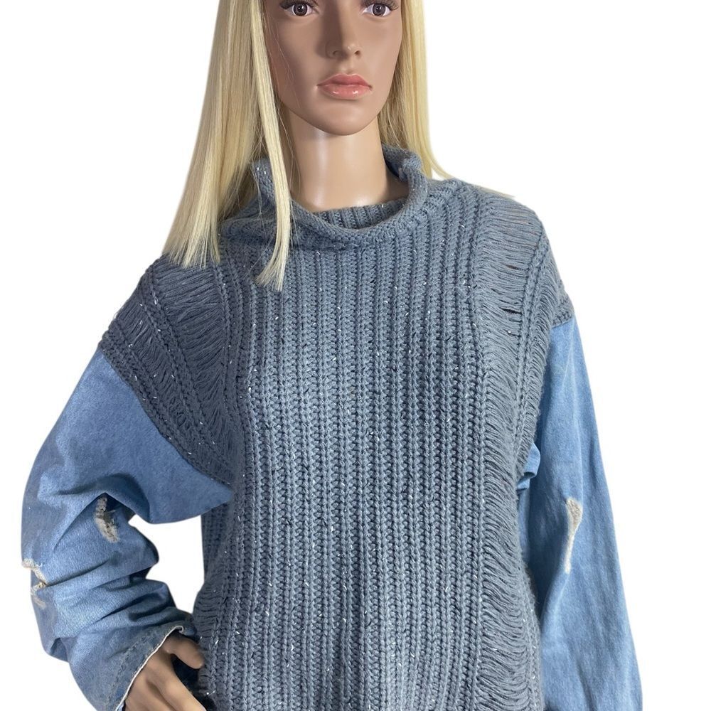 Buckle grey sweater with denim sleeves
